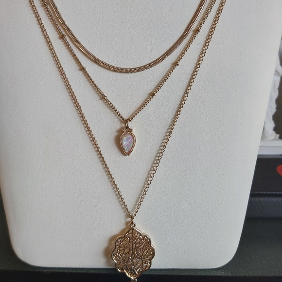 Gold Tone Necklace - Picture 5 of 5